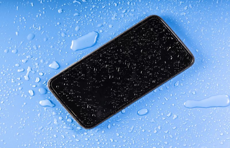 Photo of Here’s the right way to rescue a soaking wet smartphone